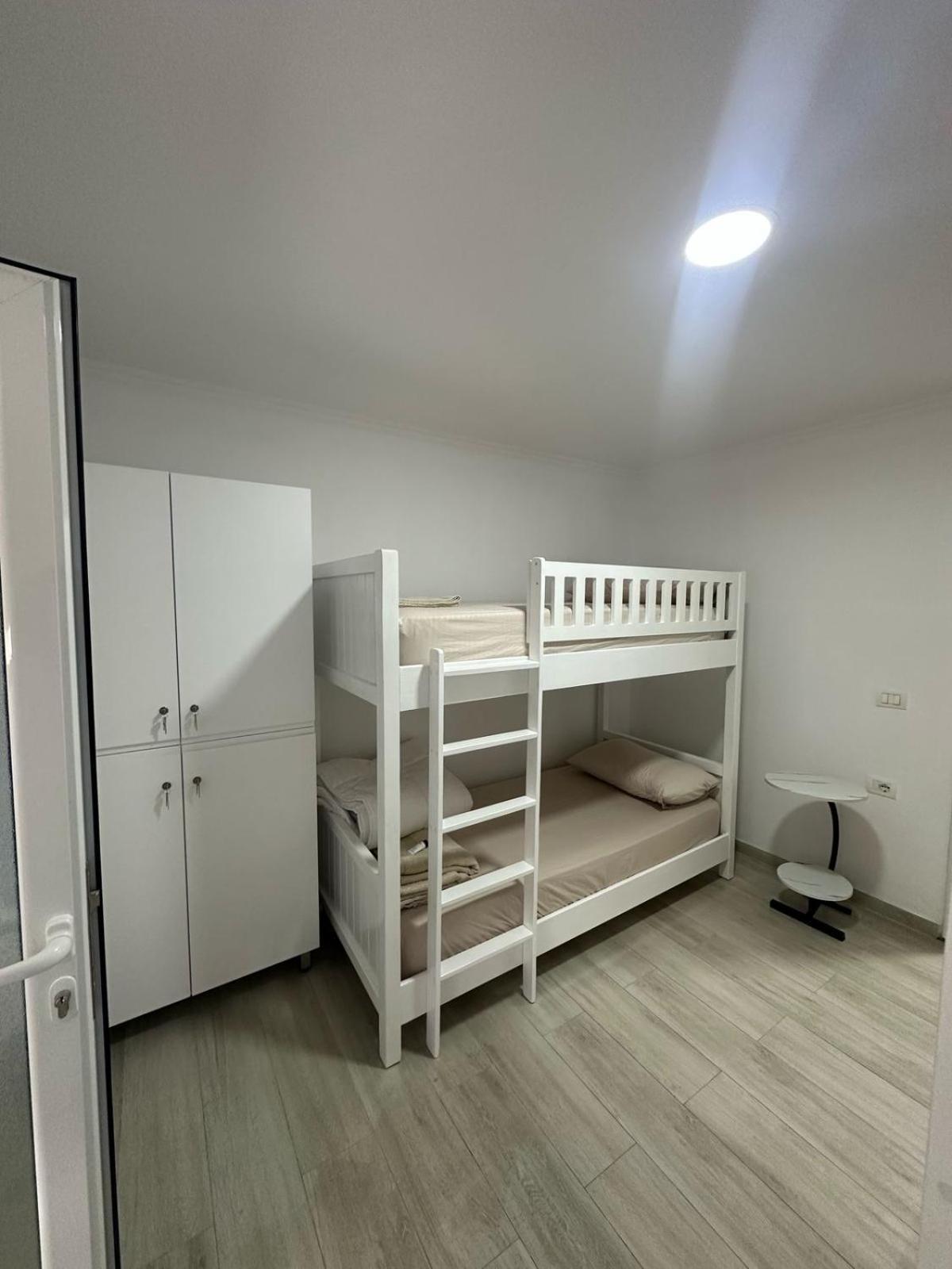 Aral Hostel بيرات المظهر الخارجي الصورة